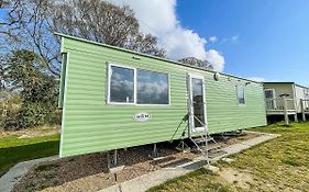 6 Berth Caravan For Hire At Valley Farm Holiday Park In Essex Ref 46359V